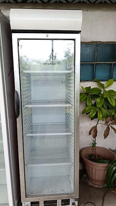 Soyuducu avadanlığı: Mağaza/vitrin tipli şüşə qapılı soyuducu - Şaquli vitrinin ön tərəfi — 1