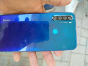 Redmi: Arxa tərəfində dörd kamera və barmaq izi skaneri olan mavi rəngli