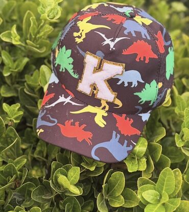 детские натуральные шубы: Rəngarəng aksesuar kolleksiyası - Uşaq kepkası: Tünd fonda müxtəlif