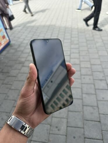samsung note 10 plus ekran: Smartfon – damcı tipli ön kamera çıxıntısı olan, nazik çərçivəli tam