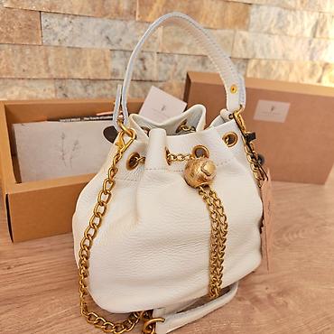 sinsey torbe: Kožna torba-buket (bucket bag) u boji slonovače sa zlatnim detaljima — 1