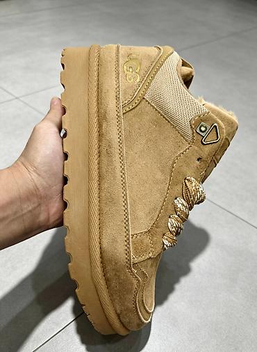 batajnica patike: UGG patike kolekcija od 36 do 41 za samo za 3100 din
pb — 2