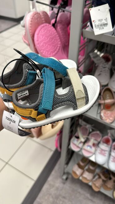 Детская обувь: Сандали новые от бренда Oshkosh 
Размер 9 
17,5 см