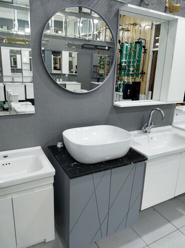 Dəyirmi çərçivəli güzgü, ağ keramik lavabo və qara mərmər formalı üst