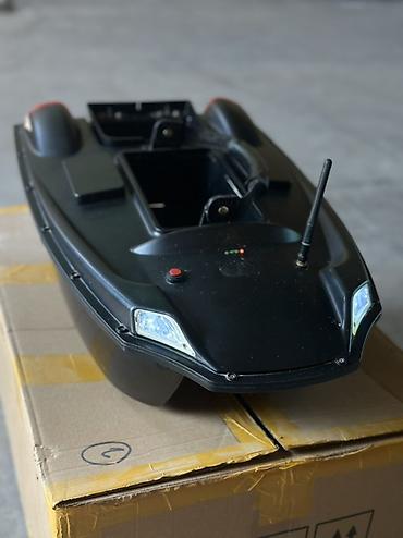 Прикормочные кораблики и кормушки: Кормораздаточная лодка для рыбалки (радиоуправляемая) - Двухпонтонный — 1