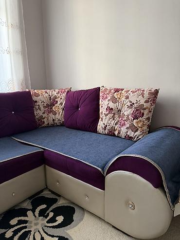 L‑şəkilli yumşaq künc divan - Rənglər: bənövşəyi və göy toxumalı