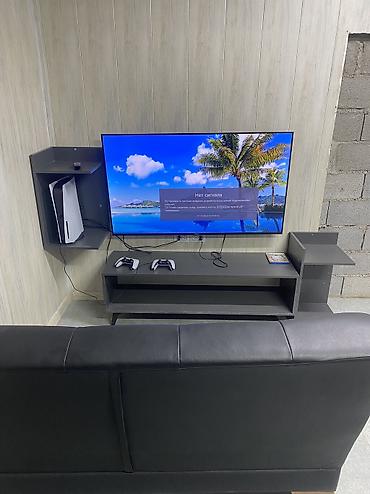 Игровая зона с PlayStation 5 и большим 4K телевизором - Консоль