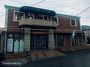 Həyət evləri və villaların satışı: Satılır: həyət evi. 6 sootda 2 ev. biri 2 mertebe. altında 3 tükan — 15