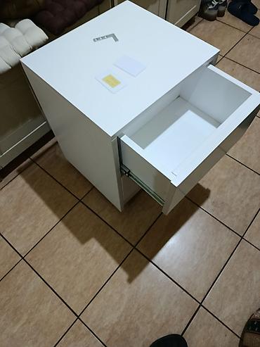 Komode: -Nocni ormaric sa skrivenim pregradama se moze izraditi od materijala — 3
