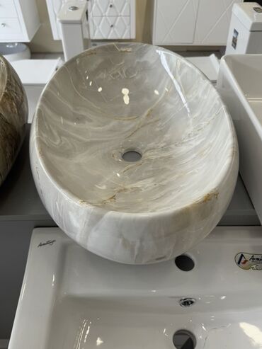 Oval formalı, boz rəngli, mərmər teksturalı, dəzgah üstü lavabo. Tək