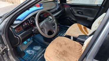 Iran Khodro: Samand sedan – benzinli, ön ötürücülü. Gümüşü rəng.nömrə nişanı — 11