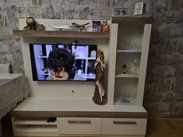 quru süd: Düz TV altlığı, Polkalı, Laminat