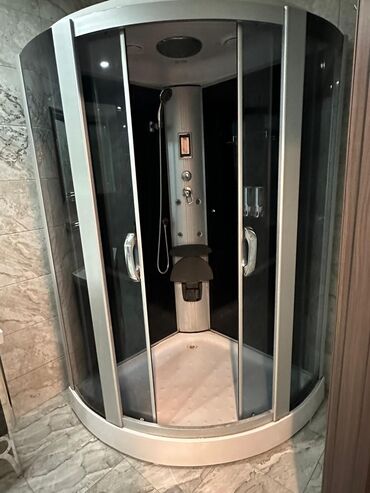 Mətbəx çanaqları: Bu, hamam otaqları üçün nəzərdə tutulmuş künc duş kabinidir. Şüşə