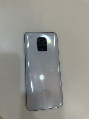 Xiaomi Redmi Note 9S Pro modeli, acıq mavı rəngli arxa paneli və qara