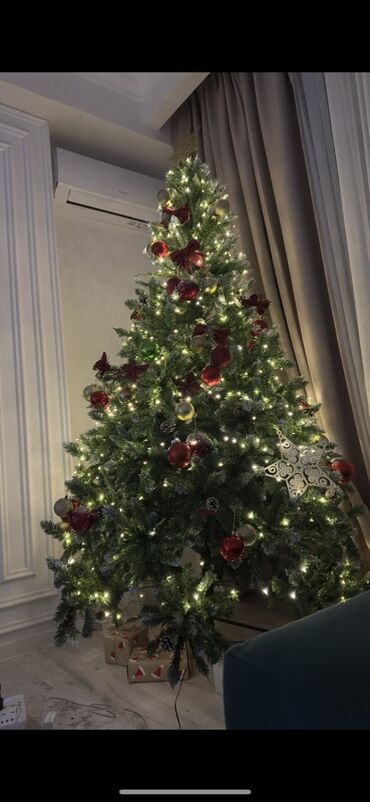 декоративное дерево: Искусственная новогодняя ёлка с декором и гирляндой - Высота