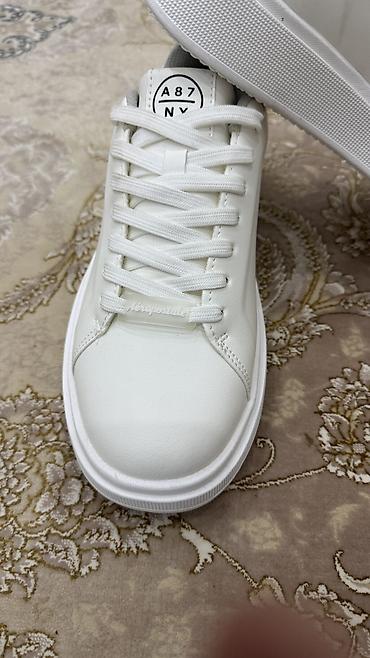 Кроссовки и спортивная обувь: Кроссовки белые мужские так же и для девушек подойдет размер 41 — 2