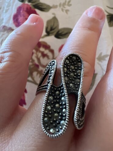 женские серебряные кольца: Продаю шикарное серебряное кольцо 925* пробы, 19-20 размер, ручная