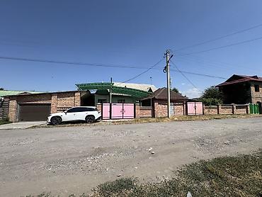 дом пр: Продаётся кирпичный дом с большим двором и навесами. - Материал — 1