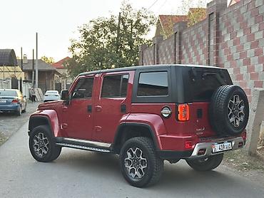 Продажа авто: Внедорожник 5‑дверный, яркий красный цвет с чёрной крышей. Мощный — 4