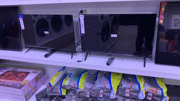 тв 4: Телевизор с плоским экраном черного цвета, предназначенный для