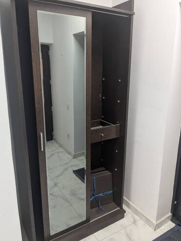 прихожный шкаф: Продается шкаф в прихожую или для офиса.С полочками. В отличном