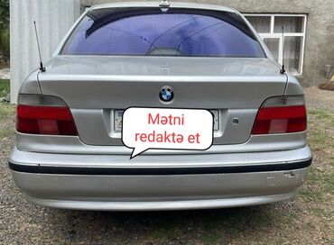 çeşqa stopu: BMW sedan – arxa görünüşdə gümüşü rəng, iki tərəfdə qısa anten