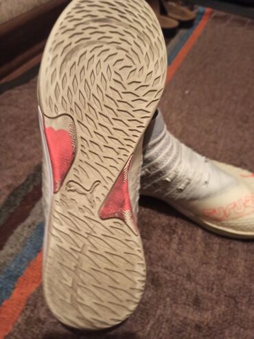 обувь белая: Пума фютчер,материал верха создан для лучшего сцепления с мячом,носил
