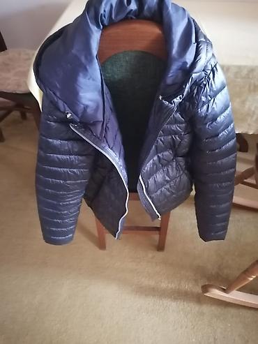 jagger monton: Tamnoplava ženska jakna sa kapuljačom - Model: lagana, prošivena — 3