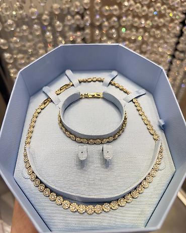 Swarovski original dəst 900 azn alınıb endirimlə satılır at lalafo.az Swarovski original dəst 900 azn alınıb endirimlə satılır