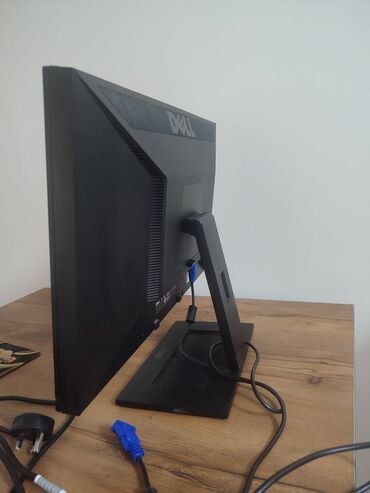 dell notebook adapter: İdeal vəziyyətdə Dell monitor. Böyük ekran, tam işlək vəziyyətdə