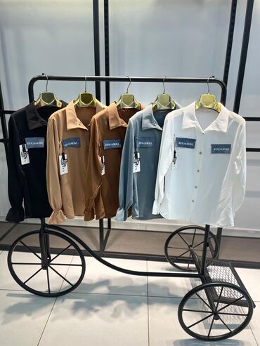 Digər üst geyimləri: Mağaza vitrinindən kişi və qadın geyimləri kolleksiyası - Kişi — 15