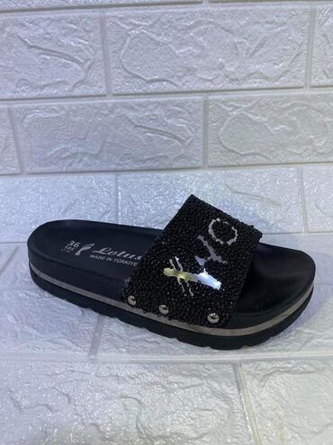 Papuče: Nova kolekcija
1600din.
36-40 — 12