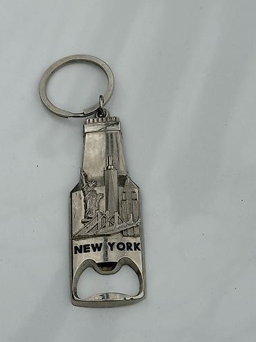 Другие музыкальные инструменты: Магнитики брелки фирменн сувенирные новые 50-300 сом — 9