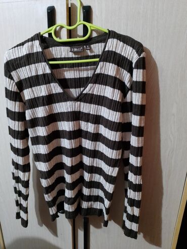 pull and bear majice: 700din