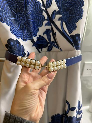 mirvari muncuqlar: Ağ rəngli, göy naxışlı zərif qadın donu. Model qolsuzdur, V formalı — 3