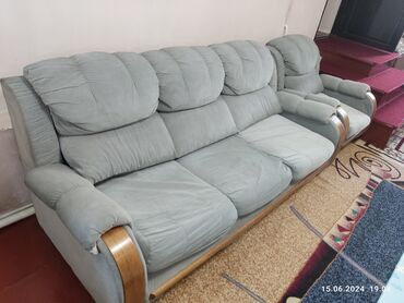 кухонные мебель: Прямой диван, цвет - Серый, Б/у
