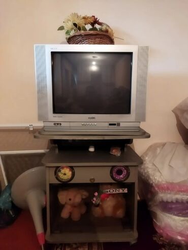Televizorlar: Televizor işlək vəziyyətdə Televizor və altlıqı ilə bir yerdə