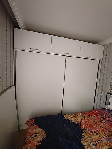 açılıb bağlanan çarpayılar: Ağ rəngli sürgülü qapılı dolab və üst modul dəsti. - Minimalist — 1