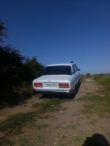 14 başlayan lanos: VAZ 2107, ağ rəng, sedan kuzov. Texniki xüsusiyyətlər: - Arxa — 4