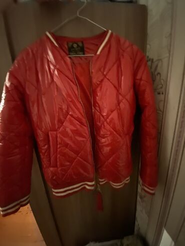 qadin kurtqasi: Женская куртка S (EU 36), M (EU 38), цвет - Красный