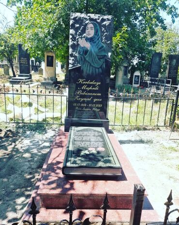 mərmər vinil: Məzar daşı, qəbir yerini qeyd etmək üçün istifadə edilən, üzərində ad