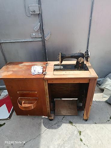 Ayaq pedallı tikiş maşını və taxta şkaflı masa - Klassik mexaniki