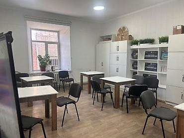 Продажа помещений свободного назначения: Коммерческое помещение в центре Каракола, по ул. Токтогула. Площадь — — 11