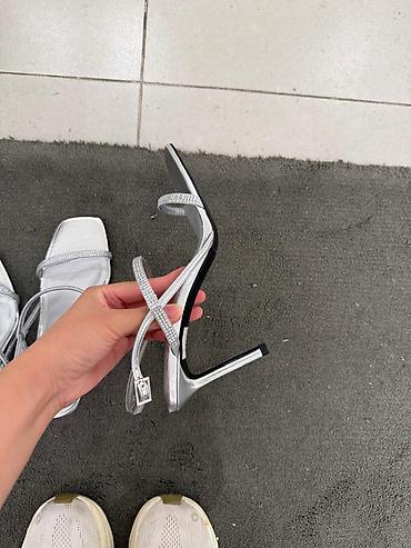 charles and keith: Босоножки Charles & Keith на шпильке с кристаллами - Модель — 2