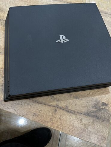 playstation 4 прокат: Tecili satilir !!! Ps4 pro uzerinde 2 pult 10 oyun daxildir az