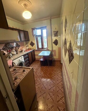 продам кухонный гарнитур бу: Mətbəx mebeli və texnika komplekti - Tünd rəngli asma şkaflar, alt