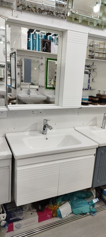 Ağ rəngli hamam mebeli dəsti - Üst hissə: güzgülü asma şkaf. İki yan