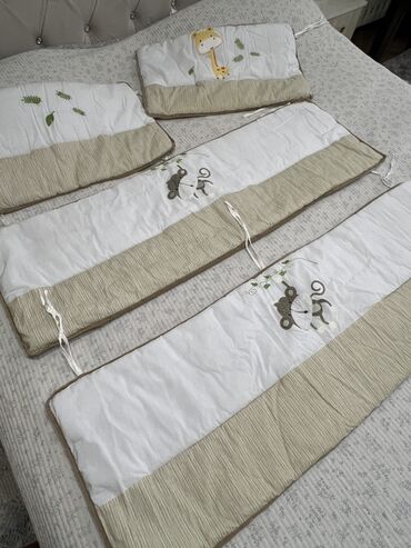 навесные игрушки на кроватку: Бортики в кроватку из 100% хлопка Состав набора: - 4 мягких