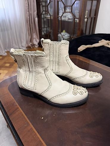 paltolar: Qadın çəkmələri – krem rəng, broq naxışlı - Üslub: qısa booti/ankle — 1