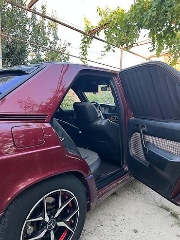 4 goz mercedes 3 2: Mercedes-Benz 190 (W201) sedan, tünd qırmızı rəng. - Kuzov: 4 qapı — 5